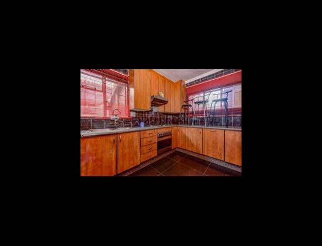 10 BEDROOM HOUSE FOR SALE IN KEMPTON PARK WEST